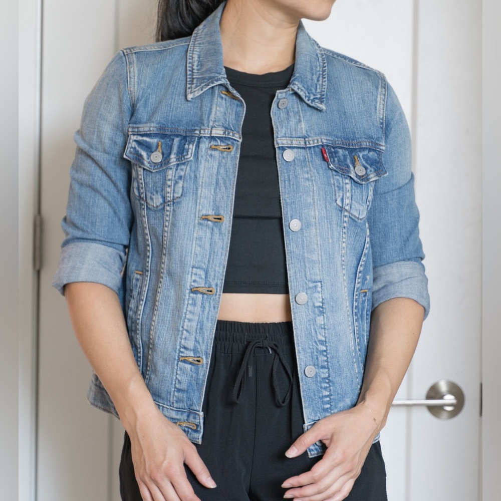 Levi’s Jean Jacket in Light/Medium Wash (S)